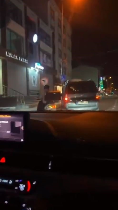 TERS YÖNE DÖNMEYE ÇALIŞIRKEN MOTORLU KURYEYE ÇARPTI, KAZA ANI KAMERADA