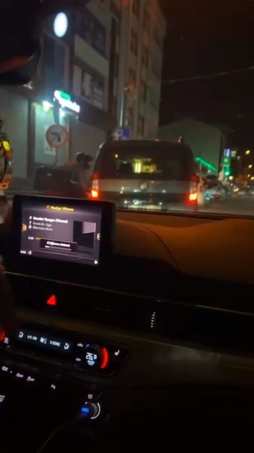 TERS YÖNE DÖNMEYE ÇALIŞIRKEN MOTORLU KURYEYE ÇARPTI, KAZA ANI KAMERADA