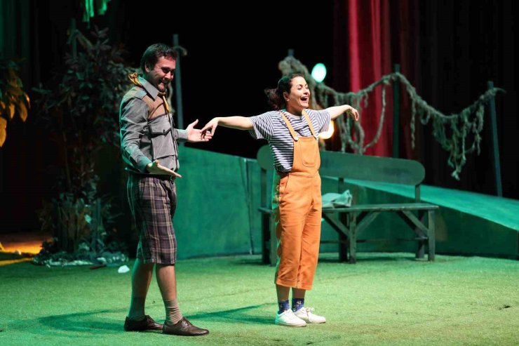 BAKIRKÖYLÜ ÖĞRENCİLER SÖMESTİRDE TİYATROYA DOYDU