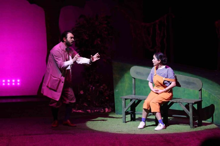 BAKIRKÖYLÜ ÖĞRENCİLER SÖMESTİRDE TİYATROYA DOYDU