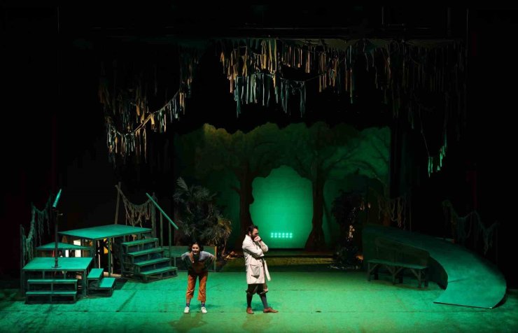 BAKIRKÖYLÜ ÖĞRENCİLER SÖMESTİRDE TİYATROYA DOYDU