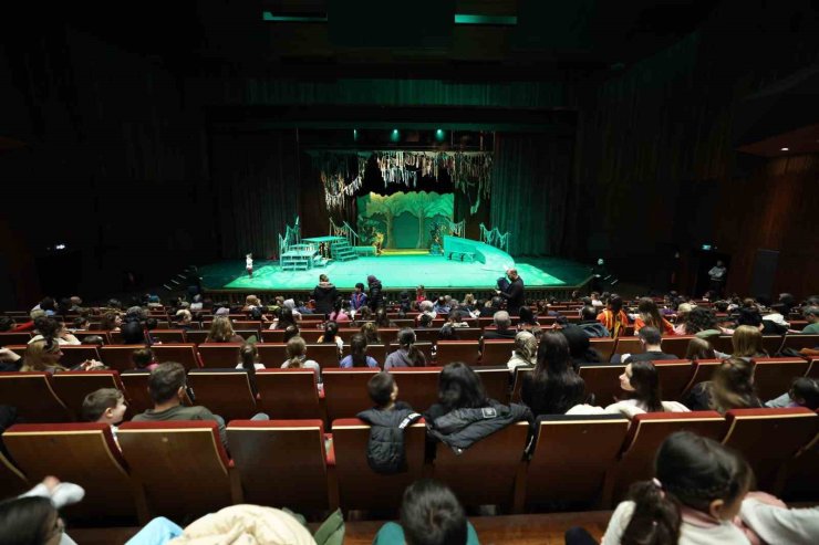 BAKIRKÖYLÜ ÖĞRENCİLER SÖMESTİRDE TİYATROYA DOYDU