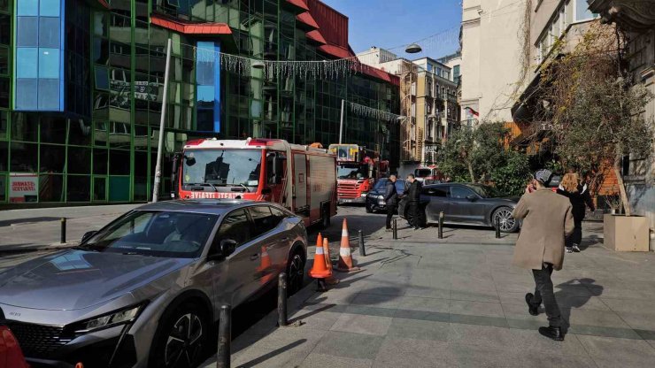 BEYOĞLU’NDA OTELDE YANGIN PANİĞİ