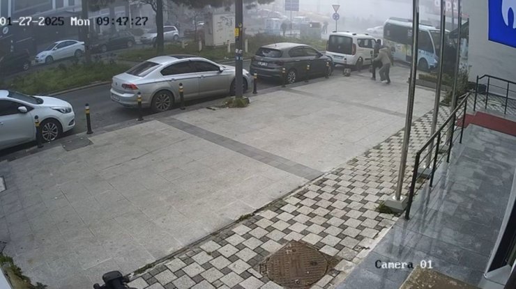 KARTAL’DA KUAFÖRE DALAN MİNİBÜSÜN KAZA ANI GÜVENLİK KAMERASINA YANSIDI