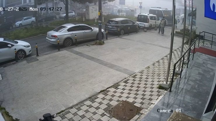 KARTAL’DA KUAFÖRE DALAN MİNİBÜSÜN KAZA ANI GÜVENLİK KAMERASINA YANSIDI