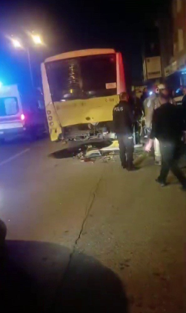 DURAN İETT OTOBÜSÜNE ARKADAN ÇARPTI: 1 ÖLÜ 2 YARALI