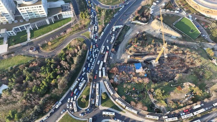 İETT OTOBÜSÜ ARIZA YAPTI, TRAFİK KİLİTLENDİ