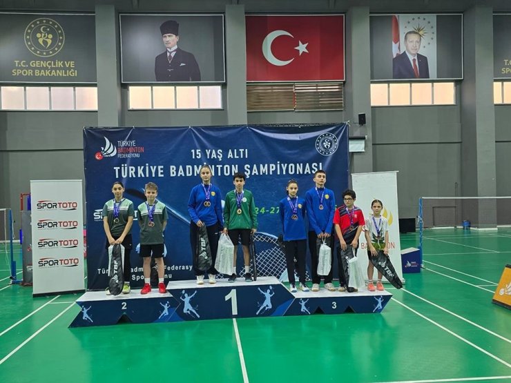 ARAS İKRA YALÇIN’DAN BADMİNTON’DA ÇİFTE ŞAMPİYONLUK