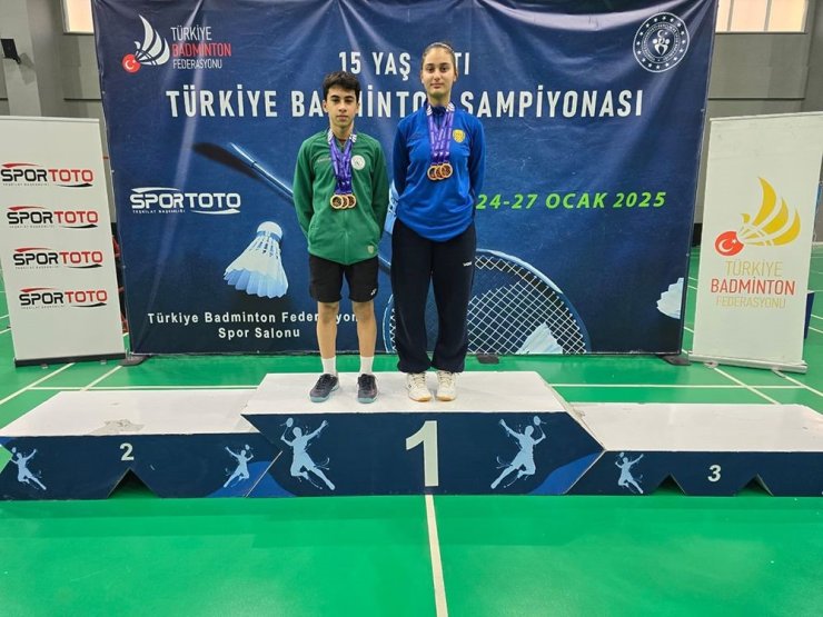 ARAS İKRA YALÇIN’DAN BADMİNTON’DA ÇİFTE ŞAMPİYONLUK