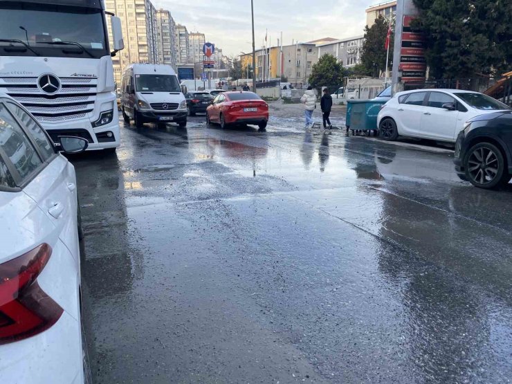 BAHÇELİEVLER’DE KANALİZASYON TAŞTI, ETRAFI PİS KOKU SARDI