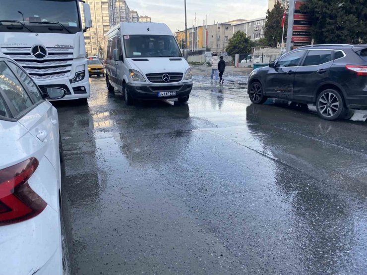 BAHÇELİEVLER’DE KANALİZASYON TAŞTI, ETRAFI PİS KOKU SARDI