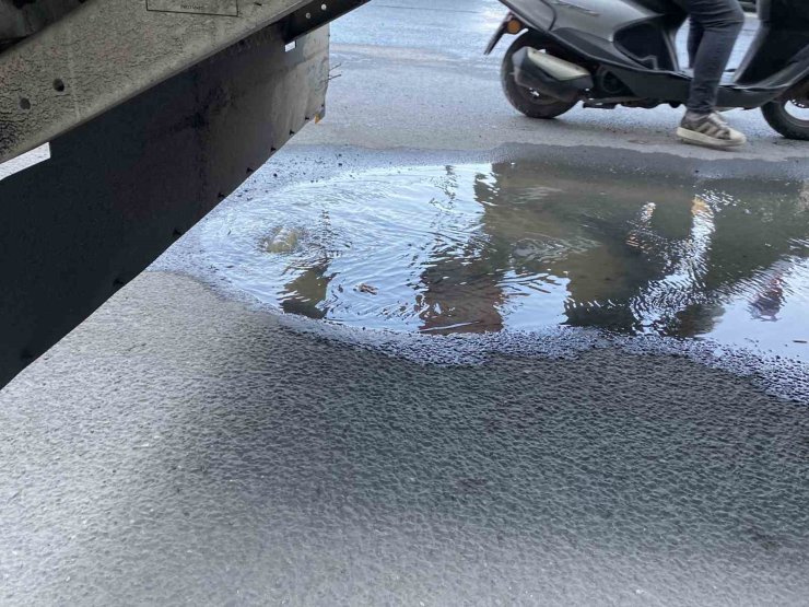 BAHÇELİEVLER’DE KANALİZASYON TAŞTI, ETRAFI PİS KOKU SARDI