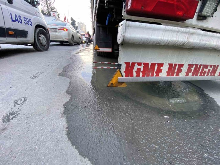 BAHÇELİEVLER’DE KANALİZASYON TAŞTI, ETRAFI PİS KOKU SARDI