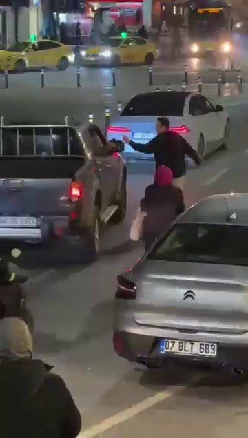 KARTAL’DA TRAFİKTE KAVGA