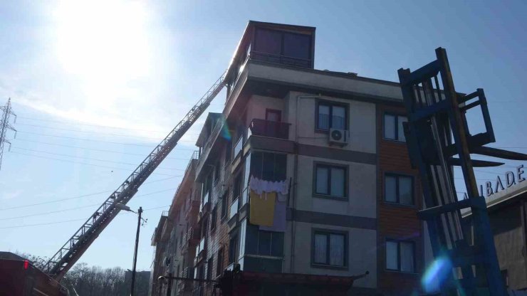 SANCAKTEPE’DE BİNANIN ÇATI KATINDA YANGIN: 6 KİŞİ DUMANDAN ETKİLENDİ