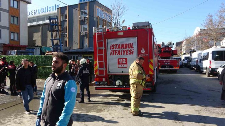 SANCAKTEPE’DE BİNANIN ÇATI KATINDA YANGIN: 6 KİŞİ DUMANDAN ETKİLENDİ