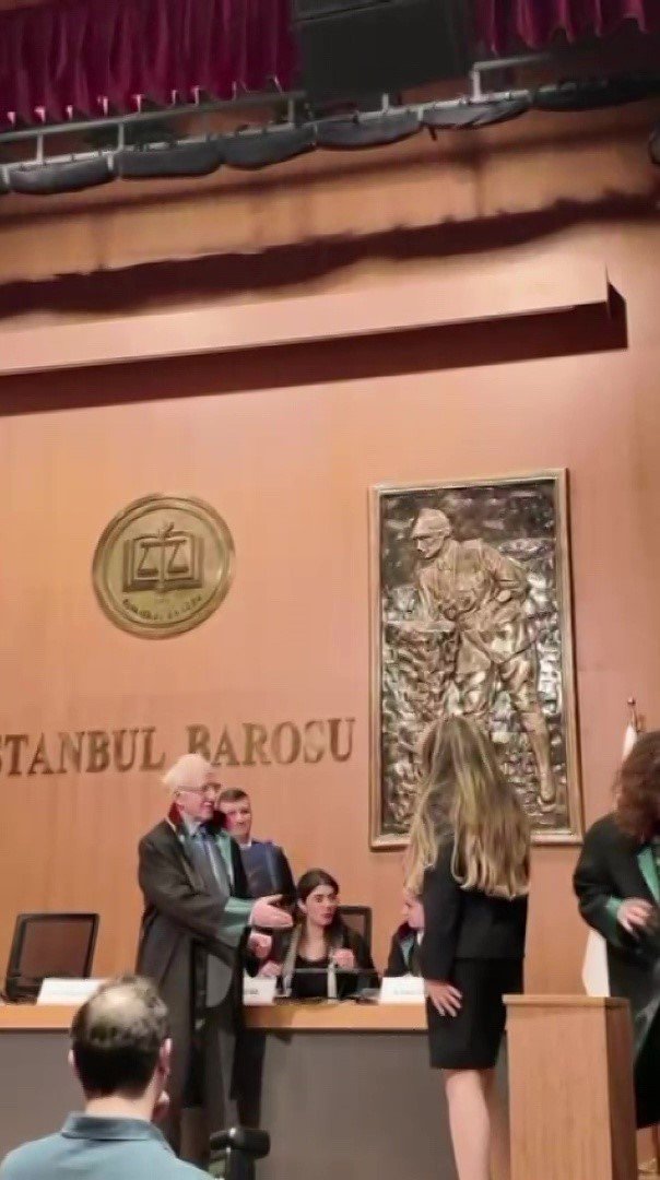 RUHSATINI ALAN AVUKAT BARO BAŞKANI İBRAHİM KABOĞLU’NUN ELİNİ SIKMADI