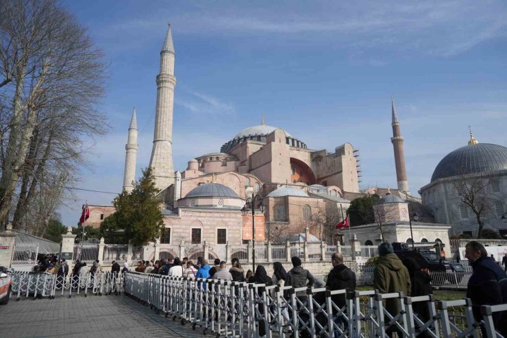 TATİLİ VE GÜZEL HAVAYI FIRSAT BİLEN YERLİ TURİSTLER AYASOFYA CAMİİ’NE AKIN ETTİ