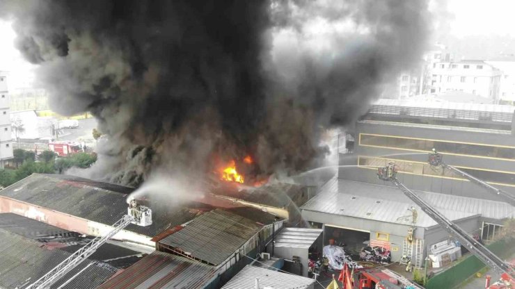 ÇEKMEKÖY’DE LASTİK DEPOSUNDA ÇIKAN YANGIN HAVADAN GÖRÜNTÜLENDİ