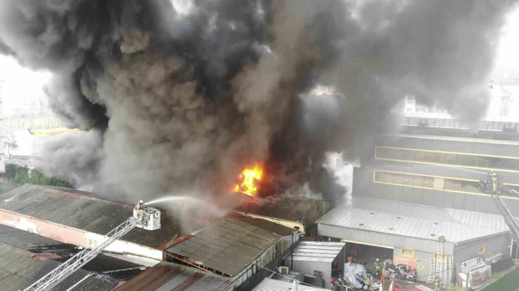 ÇEKMEKÖY’DE LASTİK DEPOSUNDA ÇIKAN YANGIN HAVADAN GÖRÜNTÜLENDİ