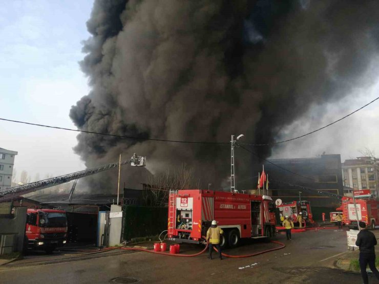 ÇEKMEKÖY’DE LASTİK DEPOSUNDA YANGIN ÇIKTI