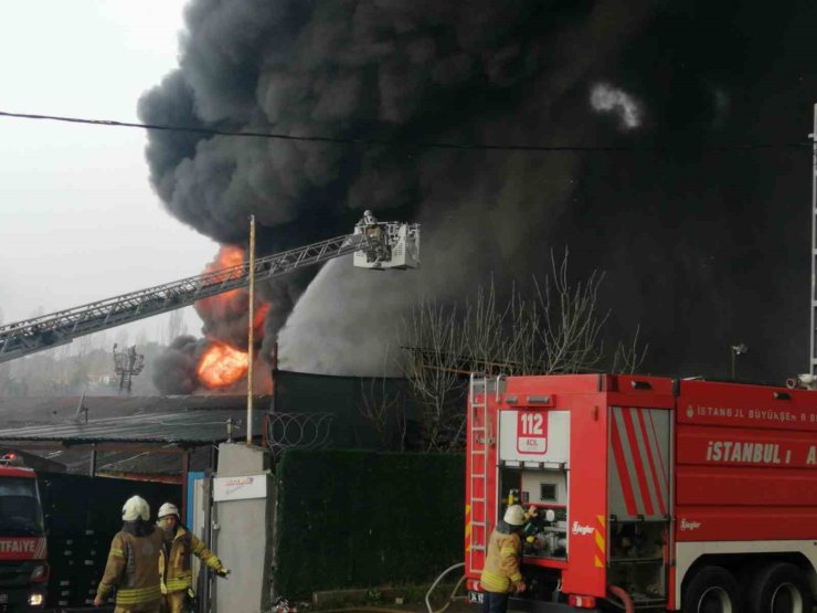 ÇEKMEKÖY’DE LASTİK DEPOSUNDA YANGIN ÇIKTI