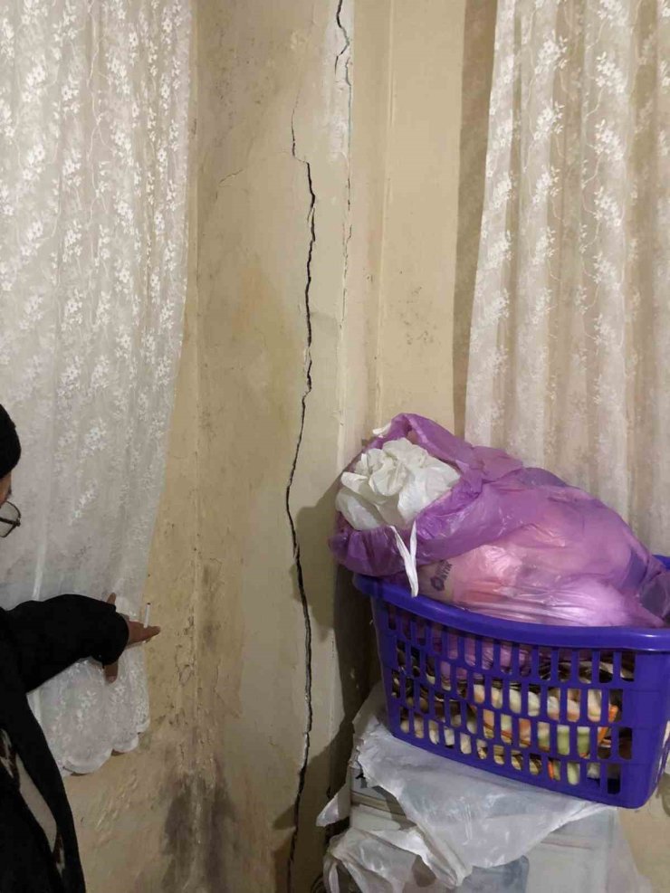 BAHÇELİEVLER’DE ÇÖKME TEHLİKESİ OLAN BİNA TAHLİYE EDİLDİ