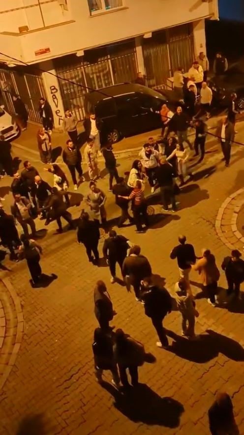 ESENYURT’TA ASKER EĞLENCESİNDE GENÇLER BİRBİRİNE GİRDİ: O ANLAR KAMERADA