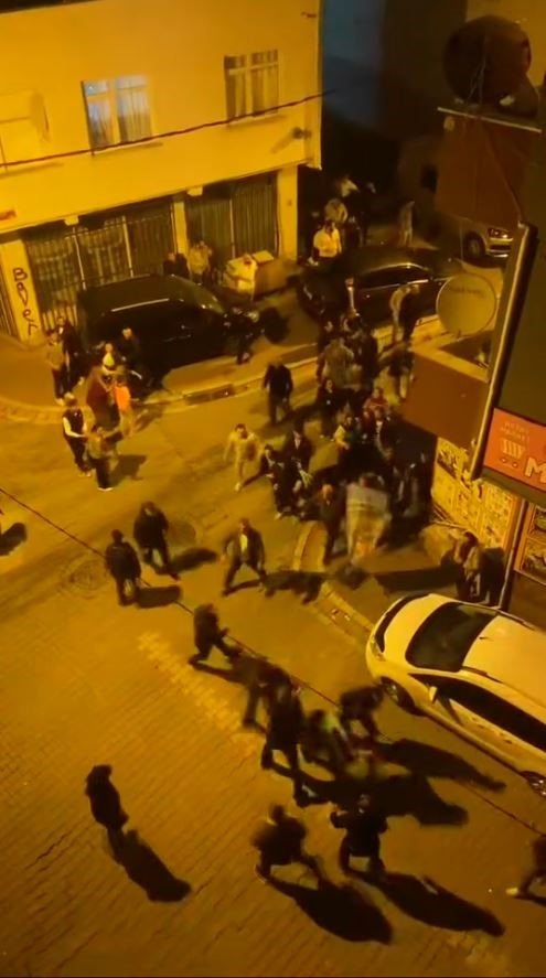 ESENYURT’TA ASKER EĞLENCESİNDE GENÇLER BİRBİRİNE GİRDİ: O ANLAR KAMERADA