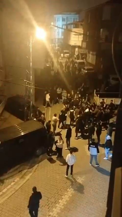 ESENYURT’TA ASKER EĞLENCESİNDE GENÇLER BİRBİRİNE GİRDİ: O ANLAR KAMERADA