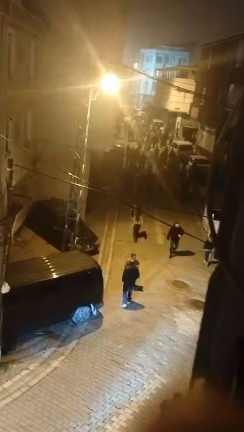 ESENYURT’TA ASKER EĞLENCESİNDE GENÇLER BİRBİRİNE GİRDİ: O ANLAR KAMERADA