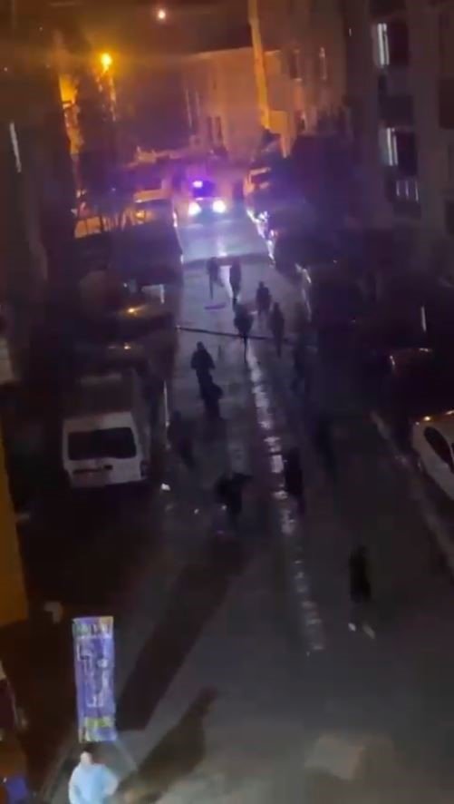 ESENYURT’TA ASKER EĞLENCESİNDE GENÇLER BİRBİRİNE GİRDİ: O ANLAR KAMERADA