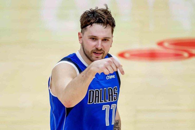 NBA’DE LAKERS, LUKA DONCİC’İ KADROSUNA KATTI, ANTHONY DAVİS’İ DALLAS’A GÖNDERDİ