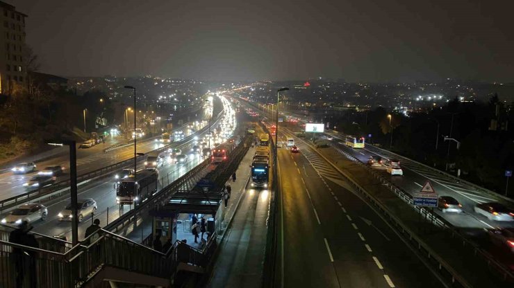 İSTANBUL’DA ARA TATİLİN ARDINDAN OKULLARIN AÇILMASIYLA SABAH TRAFİK YOĞUNLUĞU OLUŞTU