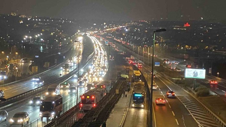 İSTANBUL’DA ARA TATİLİN ARDINDAN OKULLARIN AÇILMASIYLA SABAH TRAFİK YOĞUNLUĞU OLUŞTU