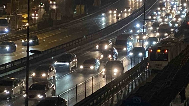 İSTANBUL’DA ARA TATİLİN ARDINDAN OKULLARIN AÇILMASIYLA SABAH TRAFİK YOĞUNLUĞU OLUŞTU