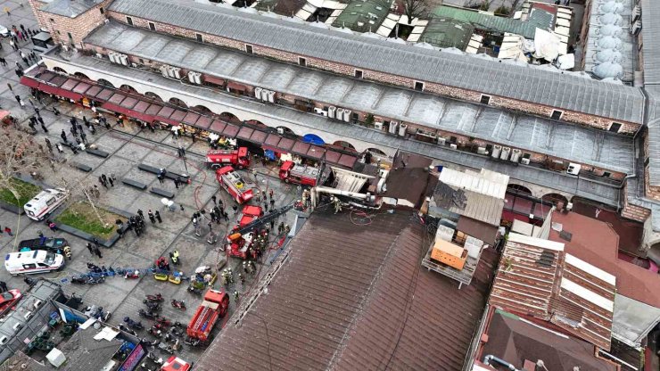 EMİNÖNÜ’NDE 5 KATLI RESTORAN ALEVLERE TESLİM OLDU