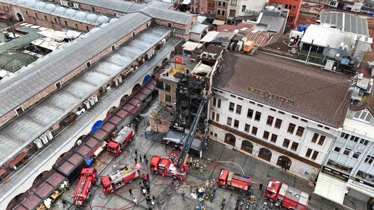 EMİNÖNÜ’NDE 5 KATLI RESTORAN ALEVLERE TESLİM OLDU