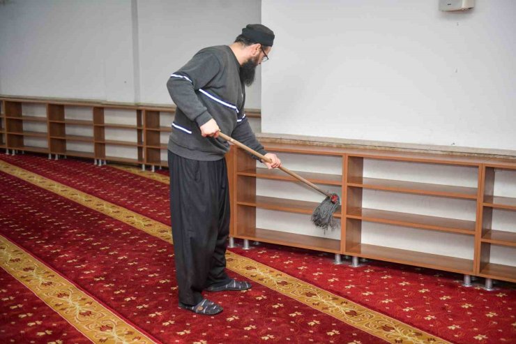 ESENYURT’TA İBADETHANELER DİP KÖŞE TEMİZLENİYOR