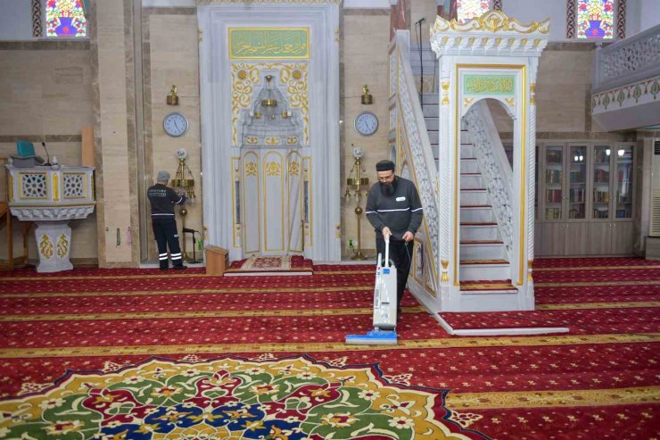 ESENYURT’TA İBADETHANELER DİP KÖŞE TEMİZLENİYOR