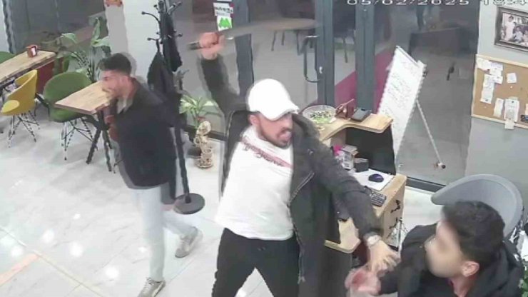 BÜYÜKÇEKMECE’DE LOKANTADA PALALI, SİLAHLI KAVGA KAMERADA: 2 YARALI