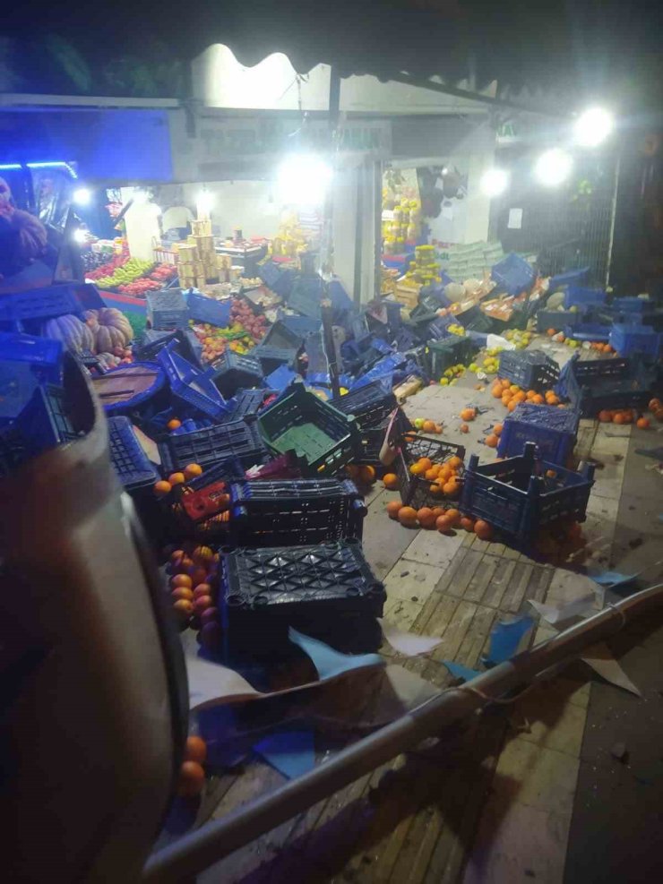 ALKOLLÜ SÜRÜCÜ ORTALIĞI BİRBİRİNE KATTI; O ANLAR KAMERADA