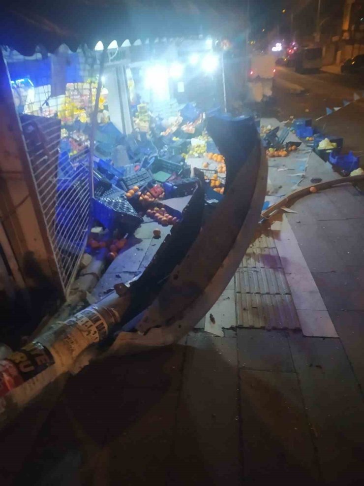 ALKOLLÜ SÜRÜCÜ ORTALIĞI BİRBİRİNE KATTI; O ANLAR KAMERADA