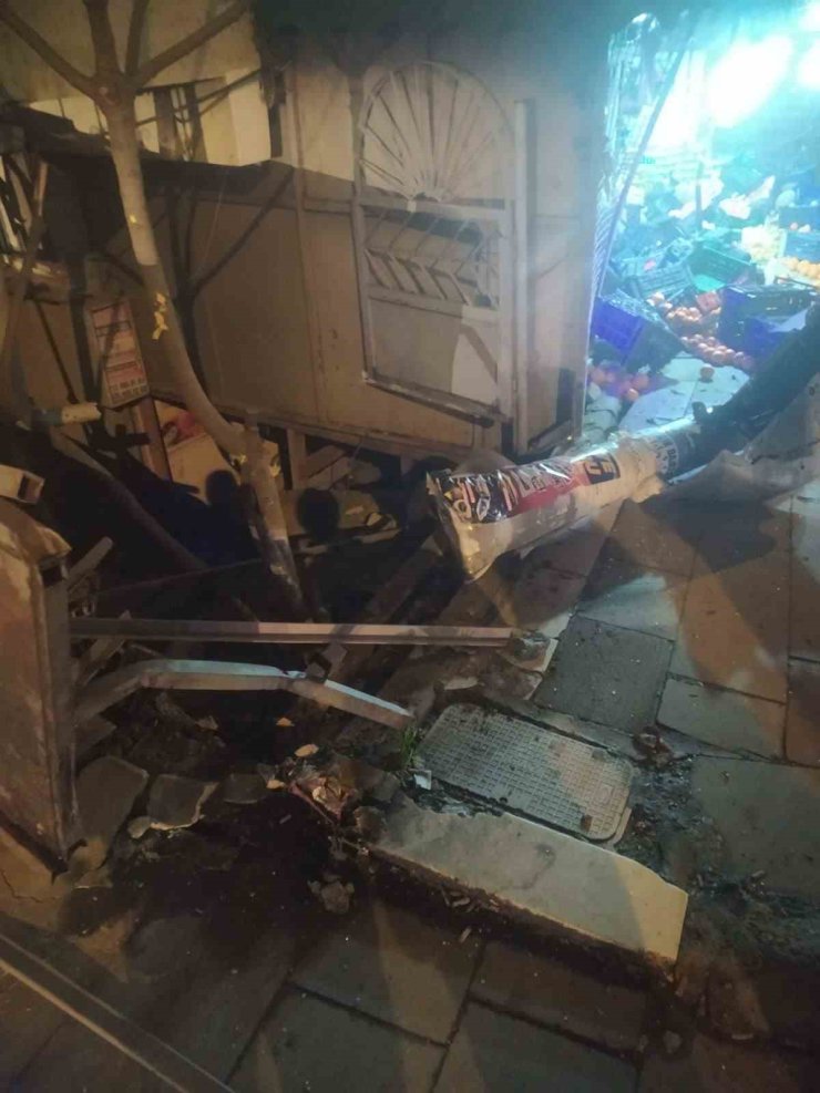 ALKOLLÜ SÜRÜCÜ ORTALIĞI BİRBİRİNE KATTI; O ANLAR KAMERADA