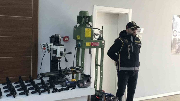 İSTANBUL’DA SUÇ ÖRGÜTLERİNE SİLAH TEMİN EDEN ÇETEYE OPERASYON: 3 GÖZALTI