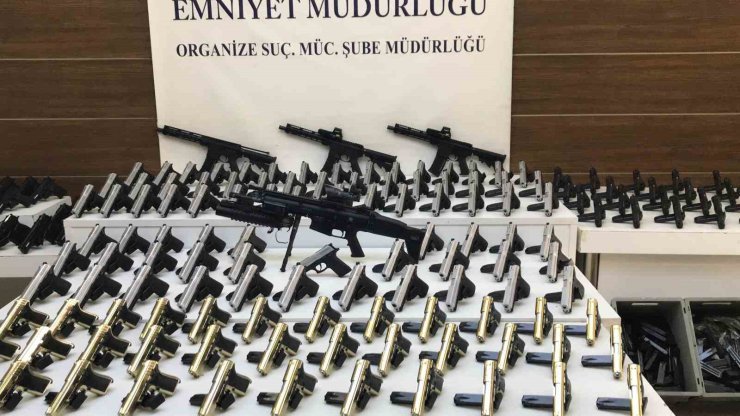 İSTANBUL’DA SUÇ ÖRGÜTLERİNE SİLAH TEMİN EDEN ÇETEYE OPERASYON: 3 GÖZALTI