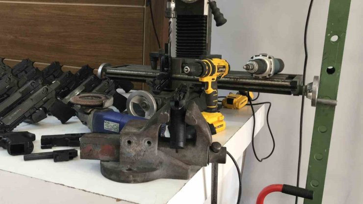 İSTANBUL’DA SUÇ ÖRGÜTLERİNE SİLAH TEMİN EDEN ÇETEYE OPERASYON: 3 GÖZALTI