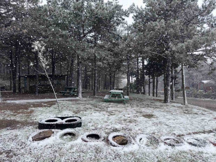 AYDOS ORMANI’NA LAPA LAPA YAĞAN KAR MASALSI GÖRÜNTÜLER OLUŞTURDU