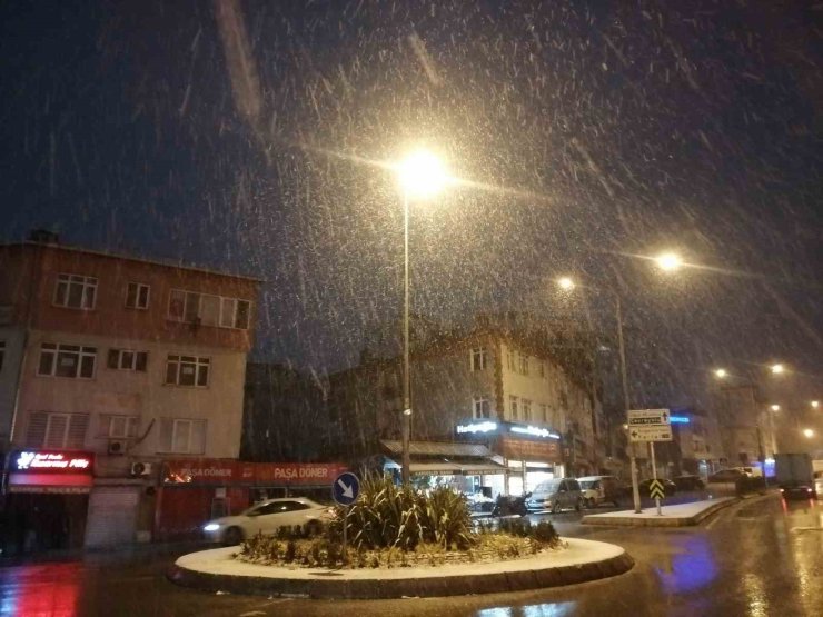 İSTANBUL’DA SABAHIN ERKEN SAATLERİNDE KAR YAĞIŞI ETKİLİ OLDU