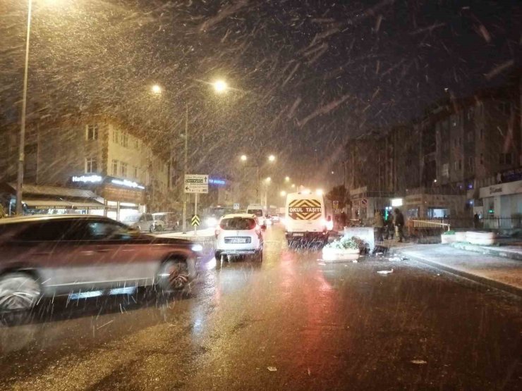 İSTANBUL’DA SABAHIN ERKEN SAATLERİNDE KAR YAĞIŞI ETKİLİ OLDU